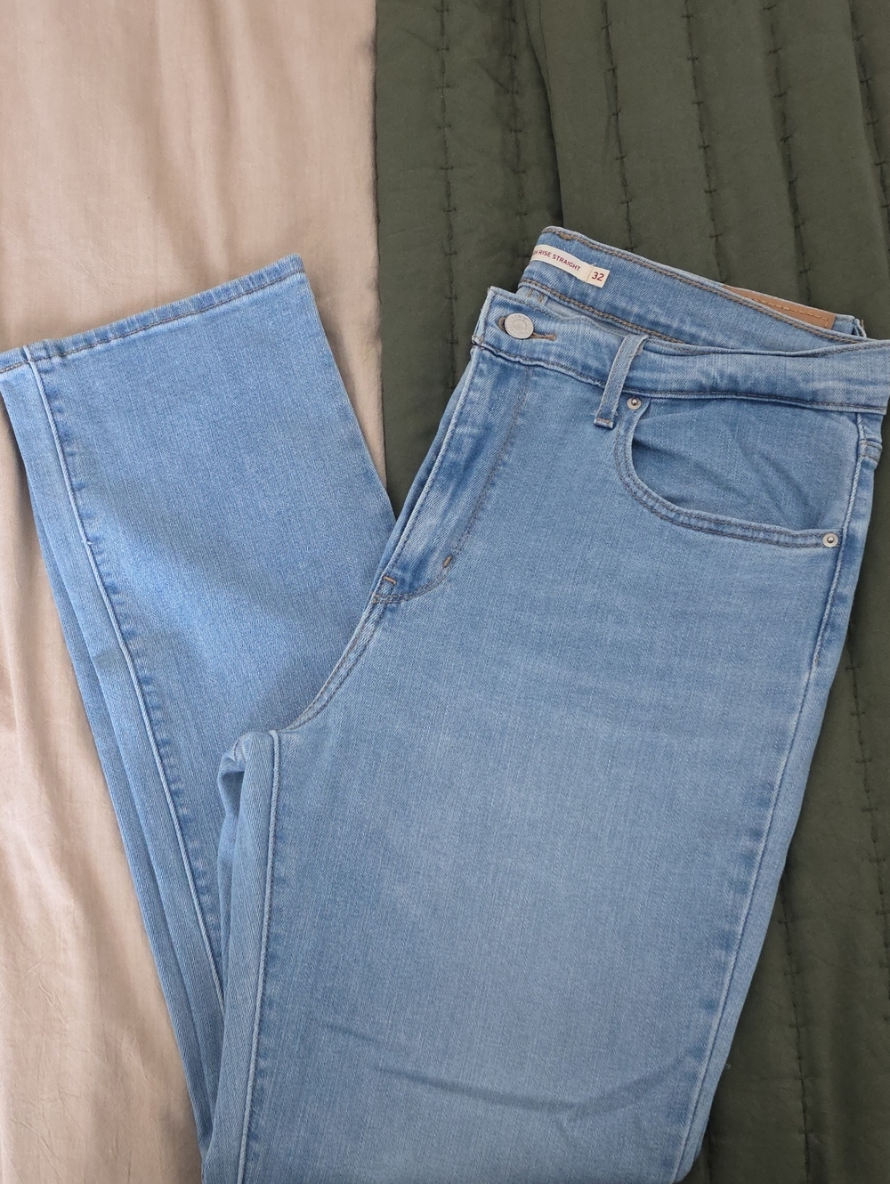 724  Women's High-Rise Straight Jeans 32
